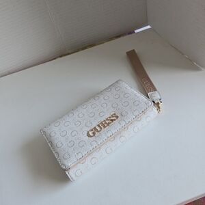 WOMEN'S GUESS WHITE/LIGHT BROWN ABBAS SLG ACCORIDIAN STYLE WRISTLET/WALLET NWT